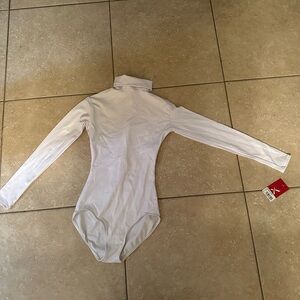 BRAND NEW CAPEZIO  LADIES TURTLENECK LONGSLEEVE WHITE LEOTARD SIZE S MINOR SPOT